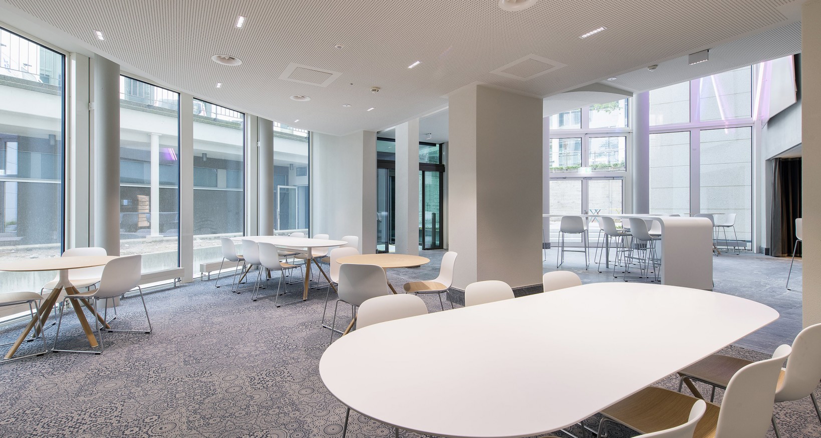 An der Brown-Boveri-Strasse 12 in Baden bietet das DUPLEX die ideale Umgebung für Unternehmen, die modernes Arbeiten in einem innovativen Umfeld suchen. 