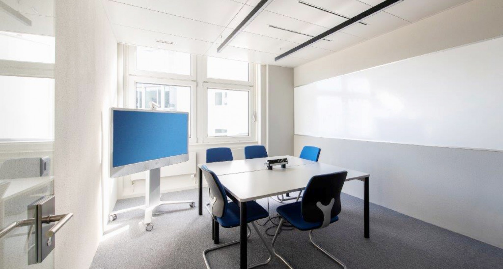 An der Brown-Boveri-Strasse 12 in Baden bietet das DUPLEX die ideale Umgebung für Unternehmen, die modernes Arbeiten in einem innovativen Umfeld suchen. 