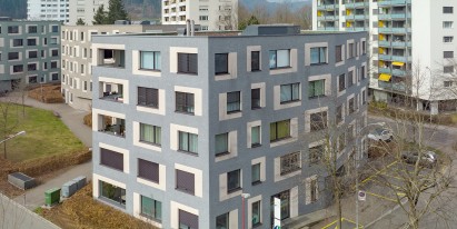 This 131 m² large office space is available for rent in a residential and commercial building in a central location right next to Neuenhof station.