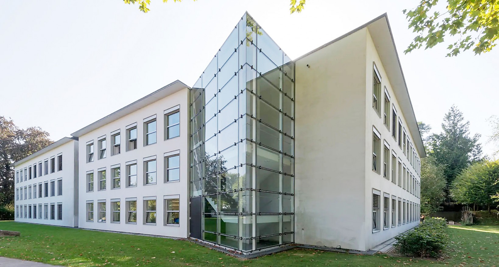 Per sofort oder nach Vereinbarung vermieten wir attraktive  Büroräume mit einer Fläche von 158 m2 für ca. 20 Arbeitsplätze  in der Altstadt von Aarau.