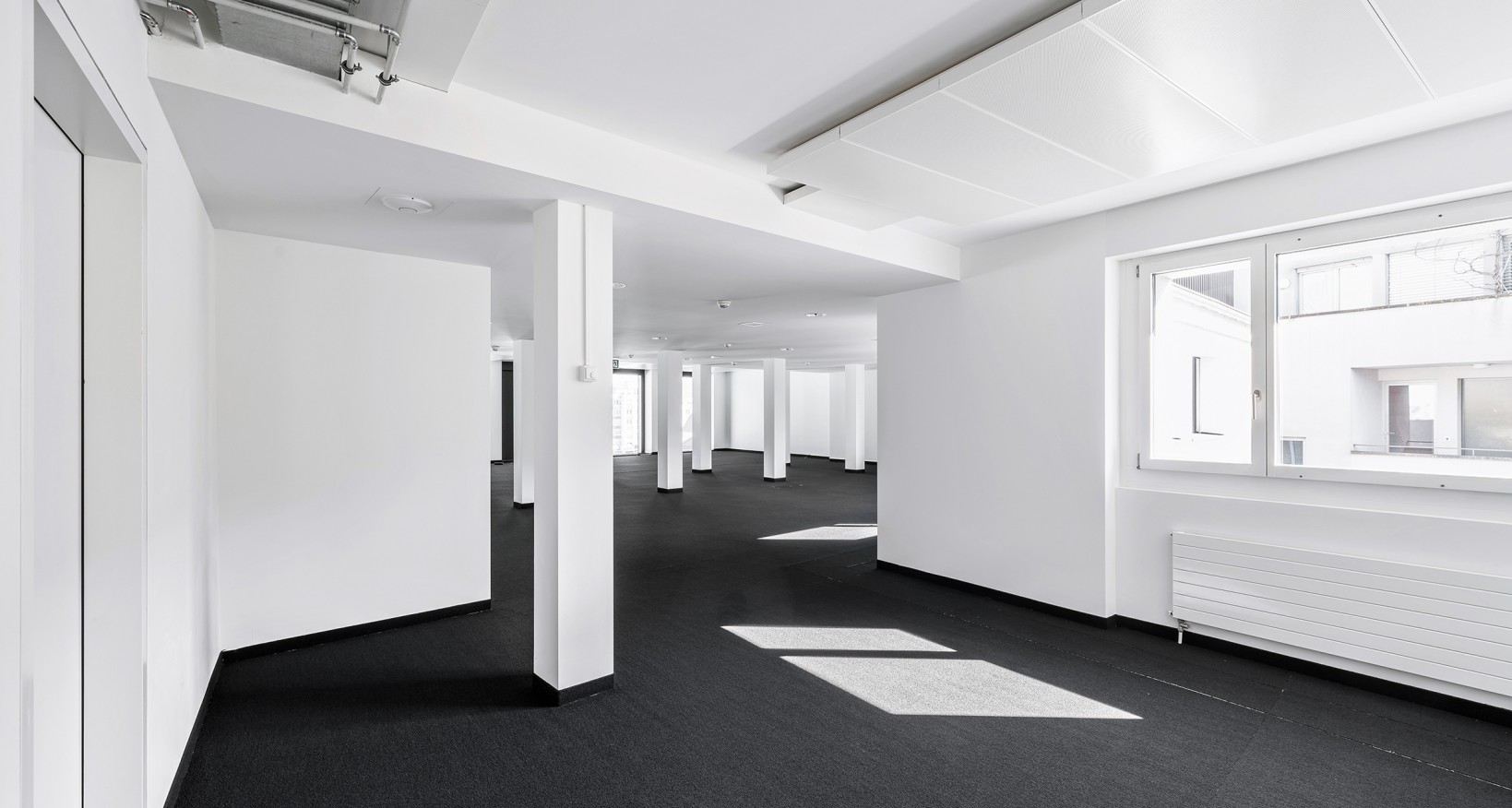 Nach Vereinbarung vermieten wir diese ausgebaute und sehr helle  Bürofläche mit 217 m2 in der 5. Etage des modernen Geschäftshauses.