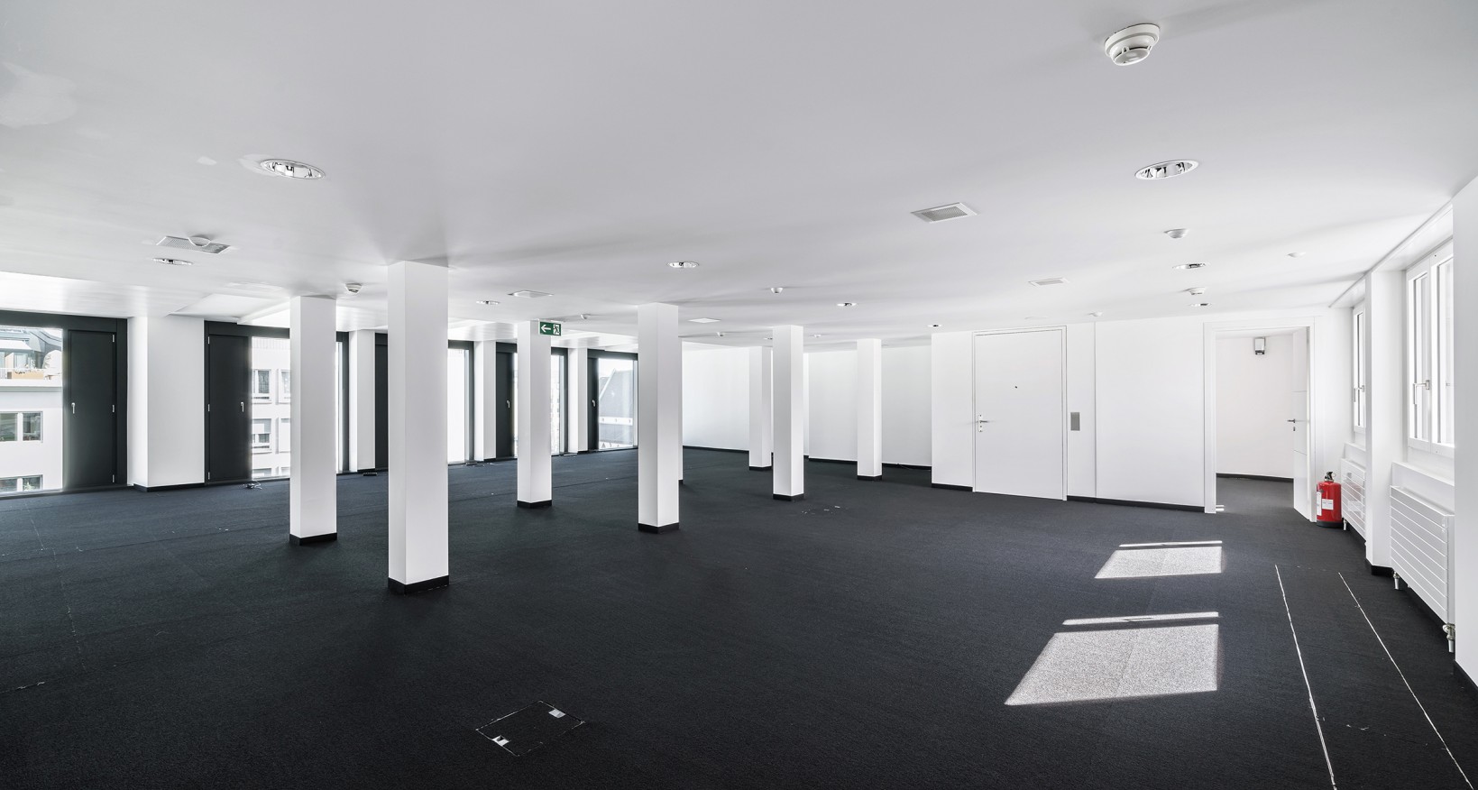 Nach Vereinbarung vermieten wir diese ausgebaute und sehr helle  Bürofläche mit 217 m2 in der 5. Etage des modernen Geschäftshauses.
