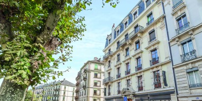 Magnificent building located just a short walk from Rond-Point-de-Rive in the centre of the Rive Gauche.