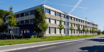Situated on the first floor, this space of 500 m² in the town of Ecublens offers an attractive strategic location.