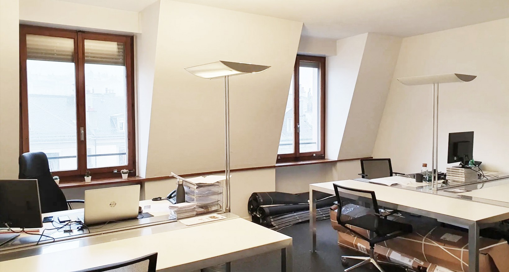Au 4e et dernier étage de ce bâtiment a la Rue Général 20 à Genève, nous vous proposons un espace de bureaux de 343 m2 de belle qualité avec une très belle vue dégagée et disposant de deux portes d'entrée.