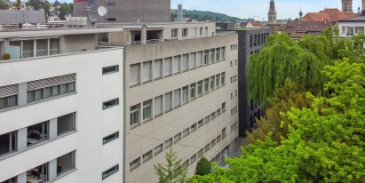 Die Büroräumlichkeiten mit rund 210 m2 befinden sich im 4. Obergeschoss in der gut erreichbaren Geschäftsliegenschaft an der Wassergasse 18 in St. Gallen.