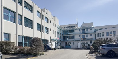 Die rund 147 m² grosse Fläche überzeugt durch eine funktionale Raumstruktur und vielseitige Nutzungsmöglichkeiten – ideal für Dienstleistungsunternehmen, Agenturen oder kleinere Teams.