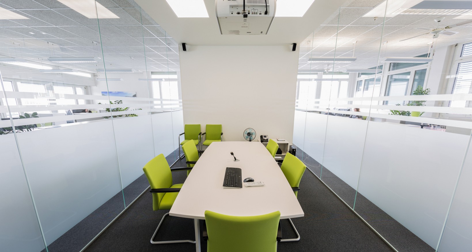 Im aufstrebenden und lebendigen Binzquartier in Zürich wird ab dem  1. Oktober 2025 oder nach Vereinbarung eine attraktive Büro- bzw.  Gewerbefläche mit 240 m² vermietet. 