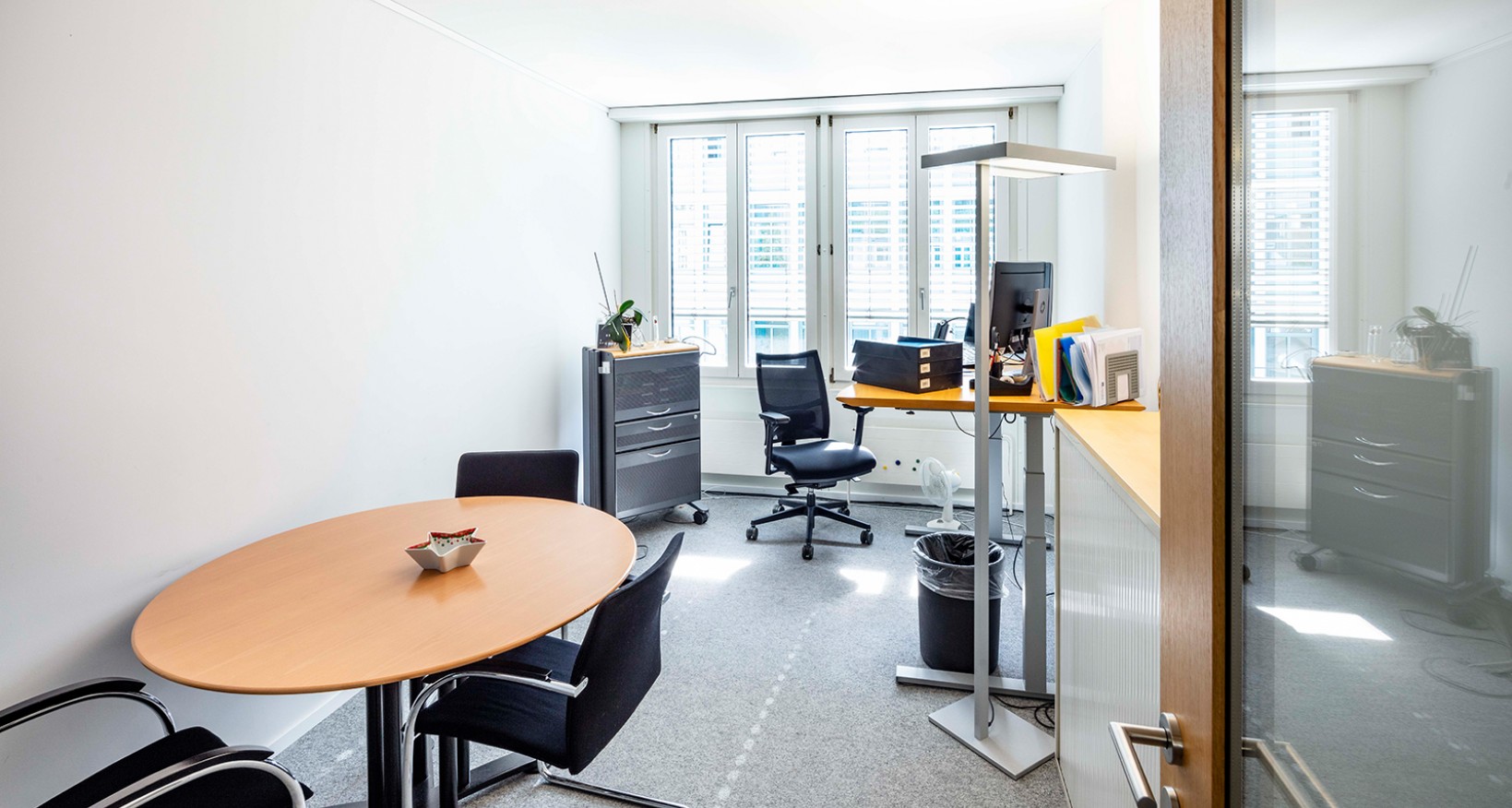 Mitten in Zürichs Geschäftsviertel vermieten wir im hochstehend  ausgebauten Gebäude freie Büroflächen mit 495 m2.