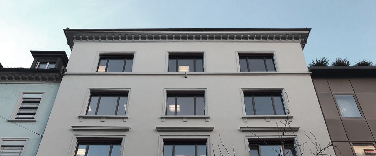 Im 5. Obergeschoss der Lintheschergasse 15 erwartet Sie eine rund 125 m² grosse Büro-  oder Praxisfläche, die modernes Arbeiten mit einer inspirierenden Atmosphäre verbindet.