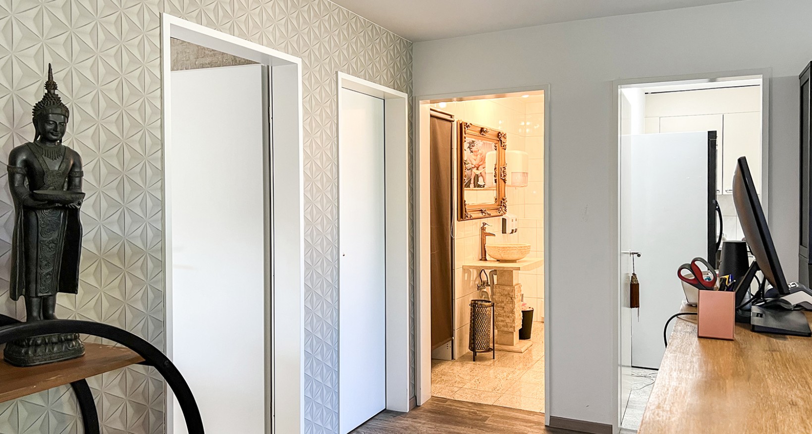 Im 5. Obergeschoss der Lintheschergasse 15 erwartet Sie eine rund 125 m² grosse Büro-  oder Praxisfläche, die modernes Arbeiten mit einer inspirierenden Atmosphäre verbindet.