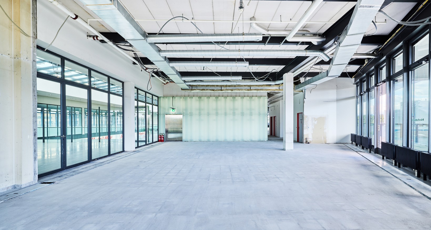 An zentraler Lage im Brandbachcenter Dietikon vermieten wir verschiedene helle Büroräumlich- keiten von 430 m2 bis 1021 m2.