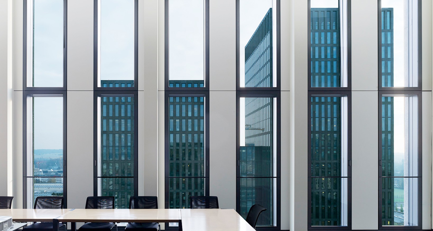 An diesem Hotspot in Zürich-Oerlikon vermieten wir ab sofort oder  nach Vereinbarung hochwertig ausgebaute Büroflächen über den  Dächern von Zürich.